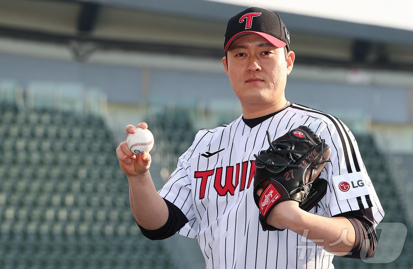 본문 이미지 - LG 트윈스로 김강률이 8일 서울 송파구 잠실야구장에서 열린 2025 LG 트윈스 신년 인사회를 마치고 취재진을 향해 포즈를 취하고 있다. 2025.1.8/뉴스1 ⓒ News1 김도우 기자