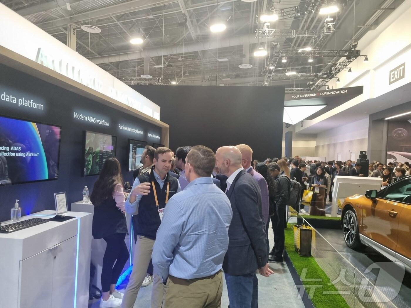 본문 이미지 - 7일&#40;현지시각&#41; 미국 라스베이거스에서 열리고 있는 CES 2025 \\&#39;아마존 오토모티브\\&#39; 부스에 관람객이 붐비고 있다. 2025.1.8/뉴스1 ⓒ News1 박주평 기자