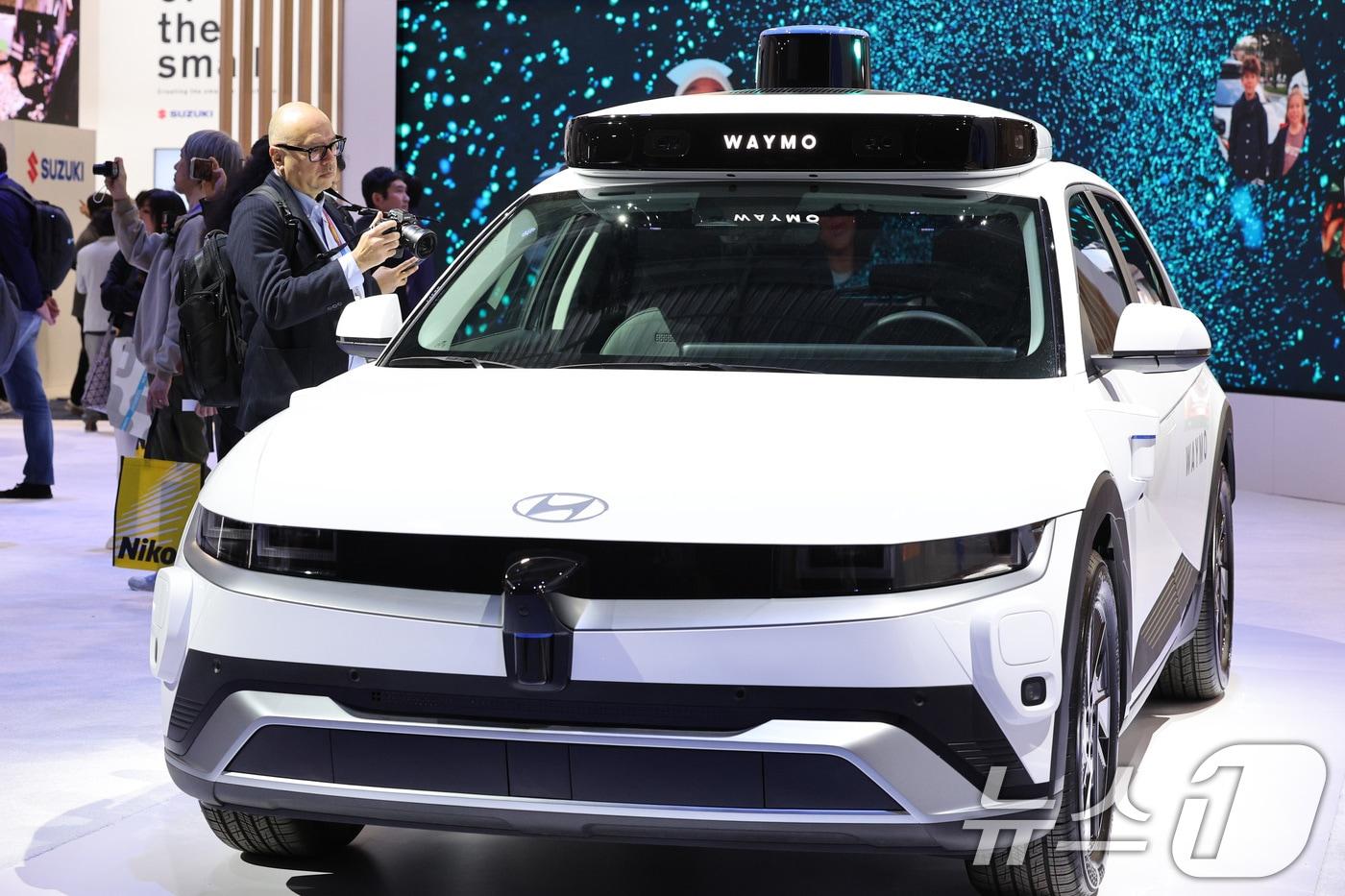 본문 이미지 - 세계 최대 정보기술(IT)·가전 전시회 'CES 2025' 개막일인 7일(현지시간) 미국 네바다주 라스베이거스 컨벤션센터(LVCC)에 마련된 웨이모 전시장에 현대자동차 아이오닉5가 전시되어 있다. 2025.1.8/뉴스1 ⓒ News1 신웅수 기자