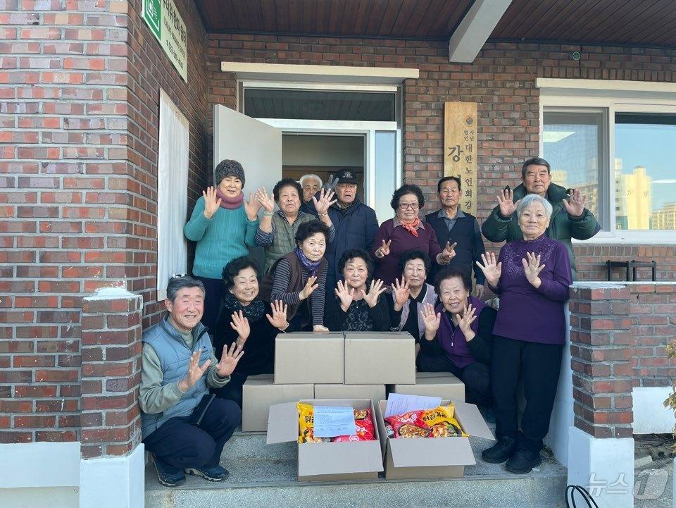 본문 이미지 - 강원 강릉지역 한 경로당의 어르신이 시가 '경로당 냉난방비 및 양곡비 지원사업'의 잔액을 활용해 마련한 부식꾸러미를 전달받고 기뻐하고 있다..(강릉시 제공) 2025.1.8/뉴스1