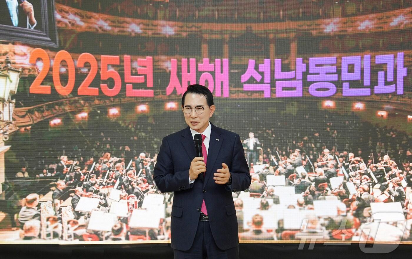 본문 이미지 - 이완섭 서산시장이 8일 석남동 주민과의 대화를 갖고 있다.(서산시 제공) /뉴스1
