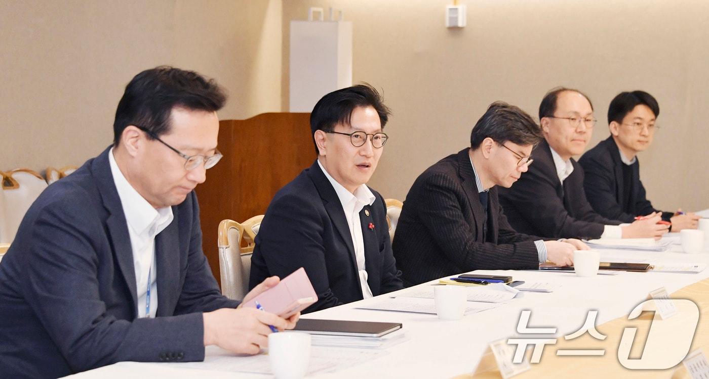 김범석 기획재정부 차관이 8일 오후 서울 종로구 정부서울청사에서 열린 '제11차 부동산 시장 및 공급상황 점검 전담반 회의'를 주재하고 있다. (기획재정부 제공) 2025.1.8/뉴스1