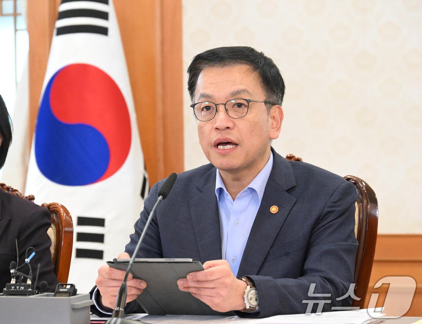 본문 이미지 - 최상목 대통령 권한대행 부총리 겸 기획재정부 장관이 8일 오후 서울 종로구 정부서울청사에서 열린 '2025년 경제1 분야 주요 현안 해법 회의'에서 모두발언을 하고 있다. (기획재정부 제공) 2025.1.8/뉴스1