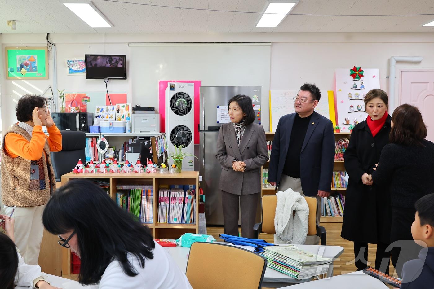 한남초 돌봄교실을 참관하는 최호정 의장. (서울시의회 제공)