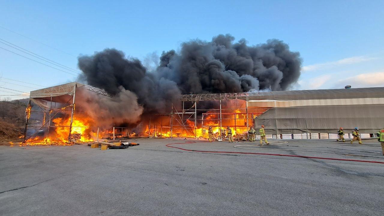 본문 이미지 - 안성 공장 화재(안성소방서 제공)/뉴스1