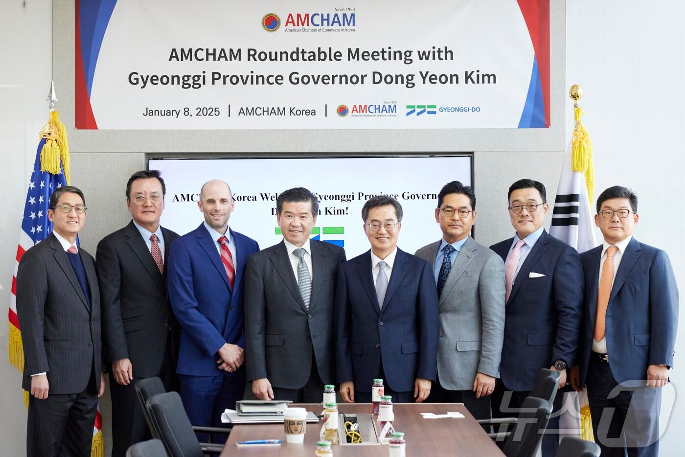 8일 오후 주한미국상공회의소에서 김동연 경기도지사가 미국기업들과 경기도의 지속적인 경제협력방안 논의를 위해 제임스 킴(James KIM)주한미국상공회의소 회장을 면담하고 기념촬영을 하고 있다.(경기도 제공)