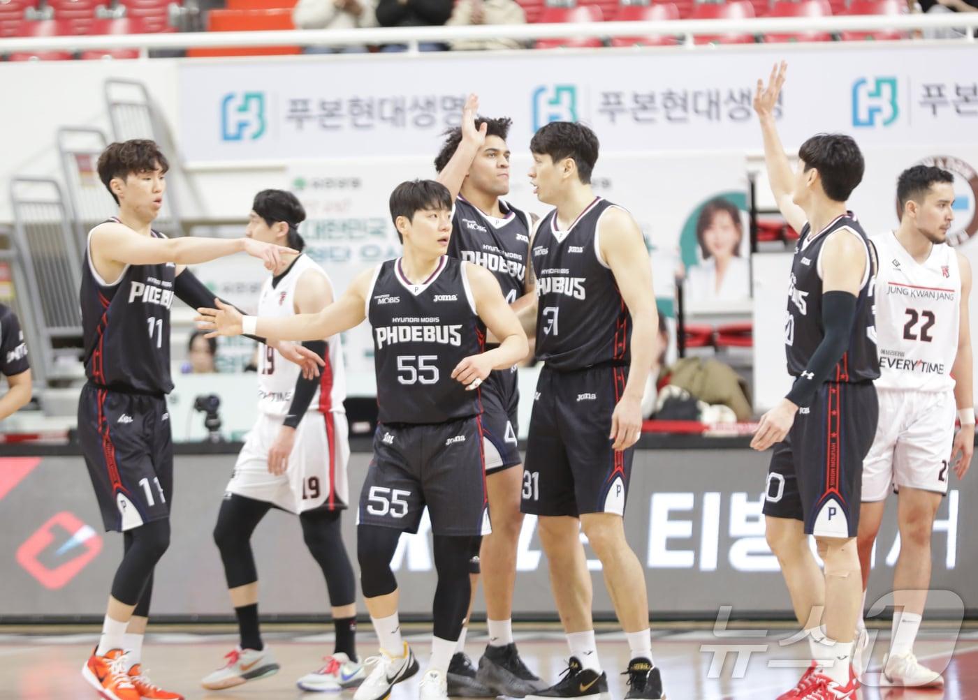 본문 이미지 - 8일 오후 울산동천체육관에서 열린 '2024-2025 KCC 프로농구' 정규리그 울산현대모비스와 안양 정관장의 경기에서 울산 게이지 프림이 3점 슛을 성공한 이후 동료들과 하이파이브를 하고 있다.2025.1.8/뉴스1 ⓒ News1 김지혜 기자