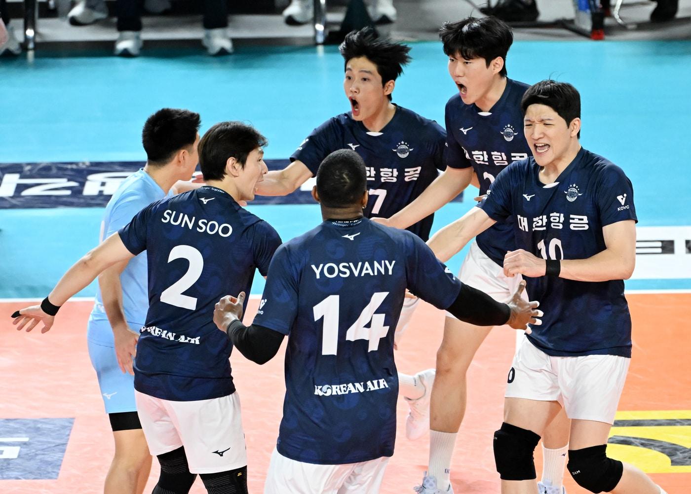 본문 이미지 - 료헤이, 요스바니와 함께 후반기 첫 승을 올린 대한항공 &#40;한국배구연맹 제공&#41;