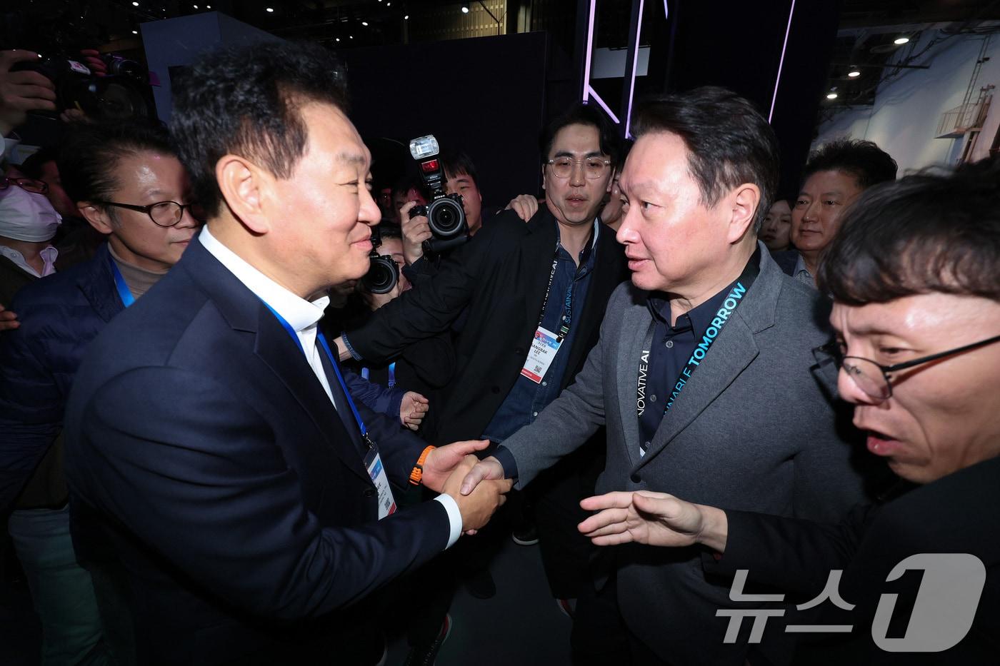 최태원 SK 회장이 세계 최대 정보기술(IT)·가전 전시회 'CES 2025’ 둘째 날인 8일(현지시간) 미국 네바다주 라스베이거스 컨벤션센터(LVCC)에 마련된 삼성전자 전시관을 방문해 한종희 삼성전자 대표이사 겸 DX부문장(부회장)과 인사하고 있다. 2025.1.9/뉴스1 ⓒ News1 신웅수 기자