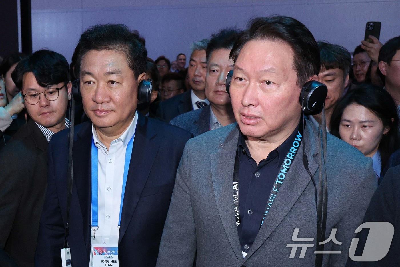 최태원 SK 회장이 세계 최대 정보기술(IT)·가전 전시회 'CES 2025’ 둘째 날인 8일(현지시간) 미국 네바다주 라스베이거스 컨벤션센터(LVCC)에 마련된 삼성전자 전시관을 방문해 한종희 삼성전자 대표이사 겸 DX부문장(부회장)과 전시관을 둘러보고 있다. 2025.1.9/뉴스1 ⓒ News1 신웅수 기자