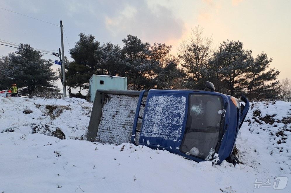 본문 이미지 - 8일 오후 5시 2분께 전북자치도 김제시 만경읍 한 도로에서 1톤 트럭과 승용차가 충돌했다.(전북소방 제공) 2025.1.9/뉴스1