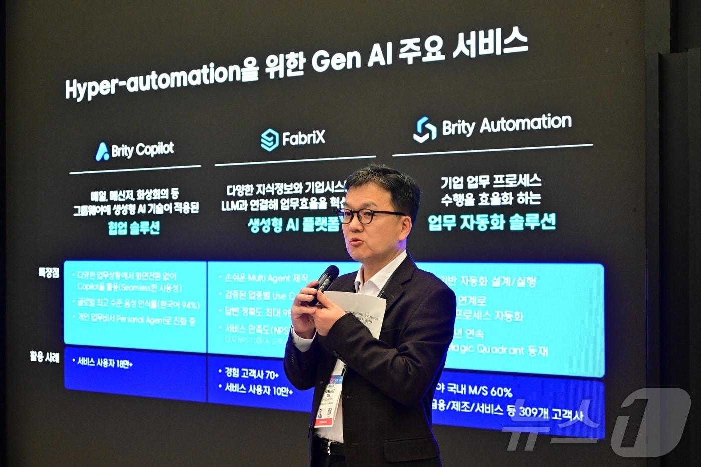 이준희 삼성SDS 사장이 8일(현지시간) 미국 라스베이거스에서 열린 CES 2025에서 자사 부스 투어에 앞서 인사말을 하고 있다.(삼성SDS 제공)