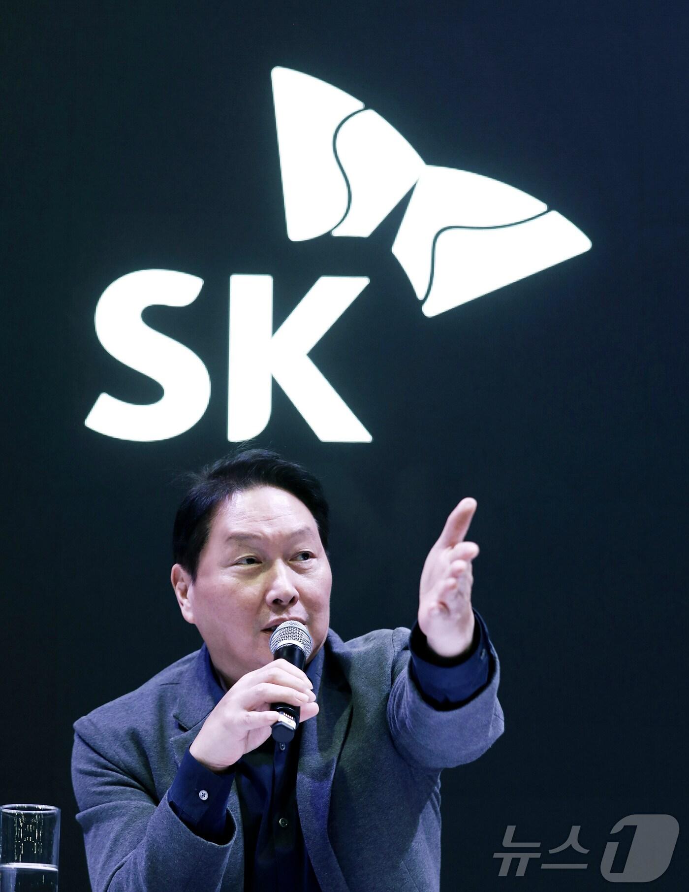 본문 이미지 - 최태원 SK그룹 회장이 8일(현지시간) 세계 최대 IT·가전 전시회 CES 2025가 열리는 미국 라스베이거스에서 가진 기자간담회에서 취재진 질문에 답하고 있다. (SK그룹 제공)2025.1.9/뉴스1 ⓒ News1 최동현 기자