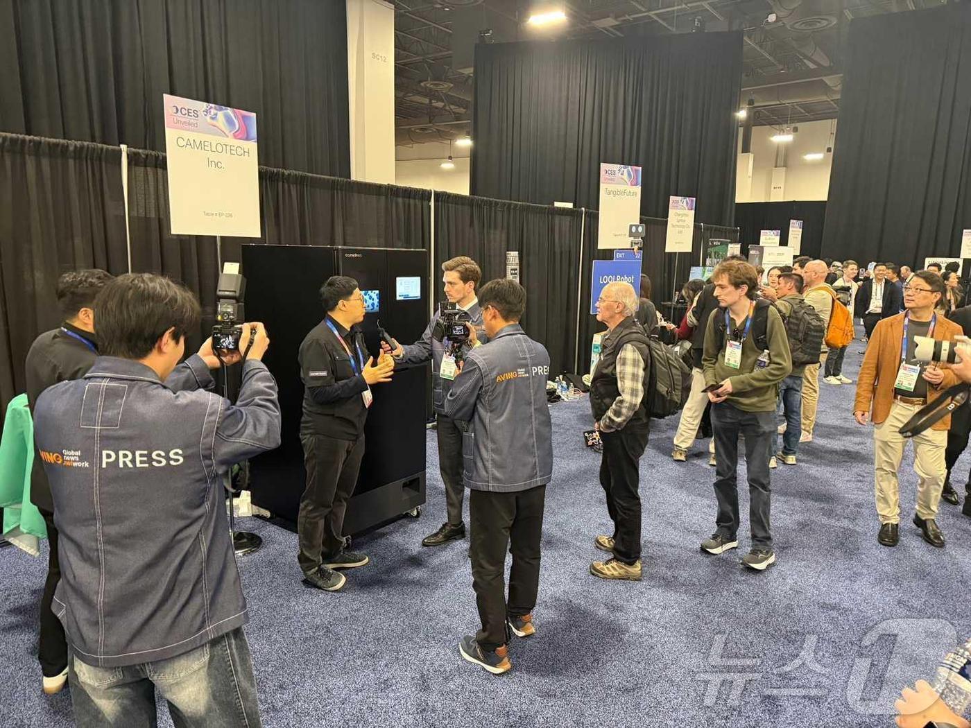 본문 이미지 - 지난 5일(현지시간) 미국 라스베이거스 만달라베이에서 열린 CES 2025 언베일드 행사에서 정원철 카멜로테크 대표가 해외 미디어 관계자에게 카멜레온 시스템에 대해 설명하고 있다.(서울시 제공) 