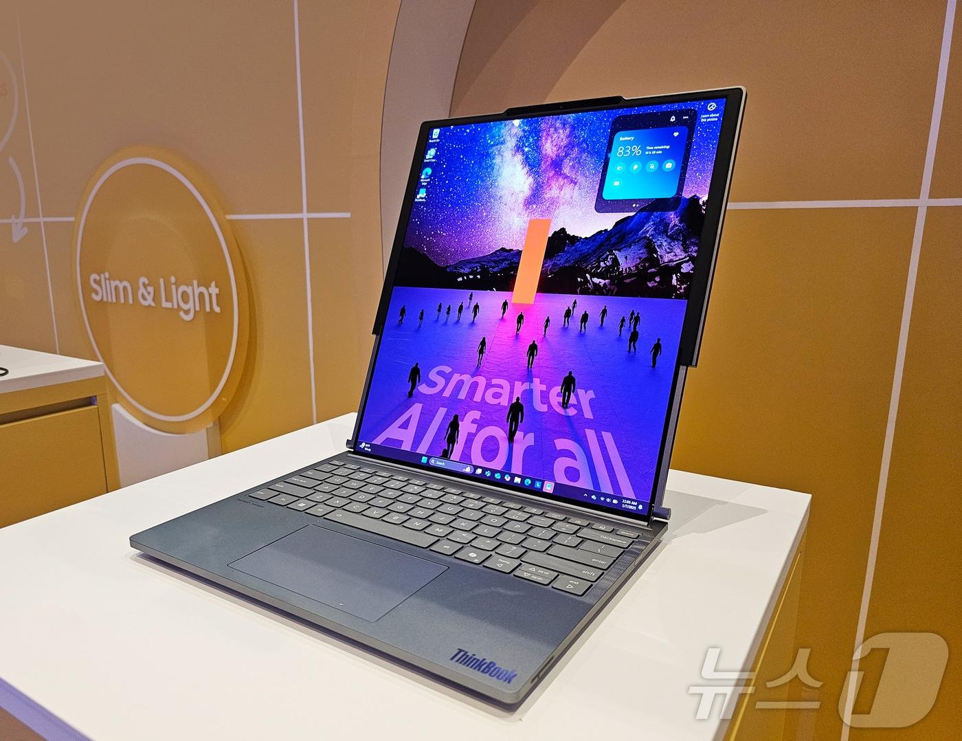 본문 이미지 - 삼성디스플레이 롤러블 OLED를 탑재한 레노버의 &#39;씽크북 플러스 G6 롤러블&#39; 노트북 제품.&#40;삼성디스플레이 제공&#41;