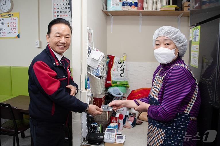 본문 이미지 - 최금식 선보공업회장이 8일 사하구 전통시장을 찾아 미리결제 캠페인을 실천하고 기념사진을 찍고 있다.(부산시청 제공)