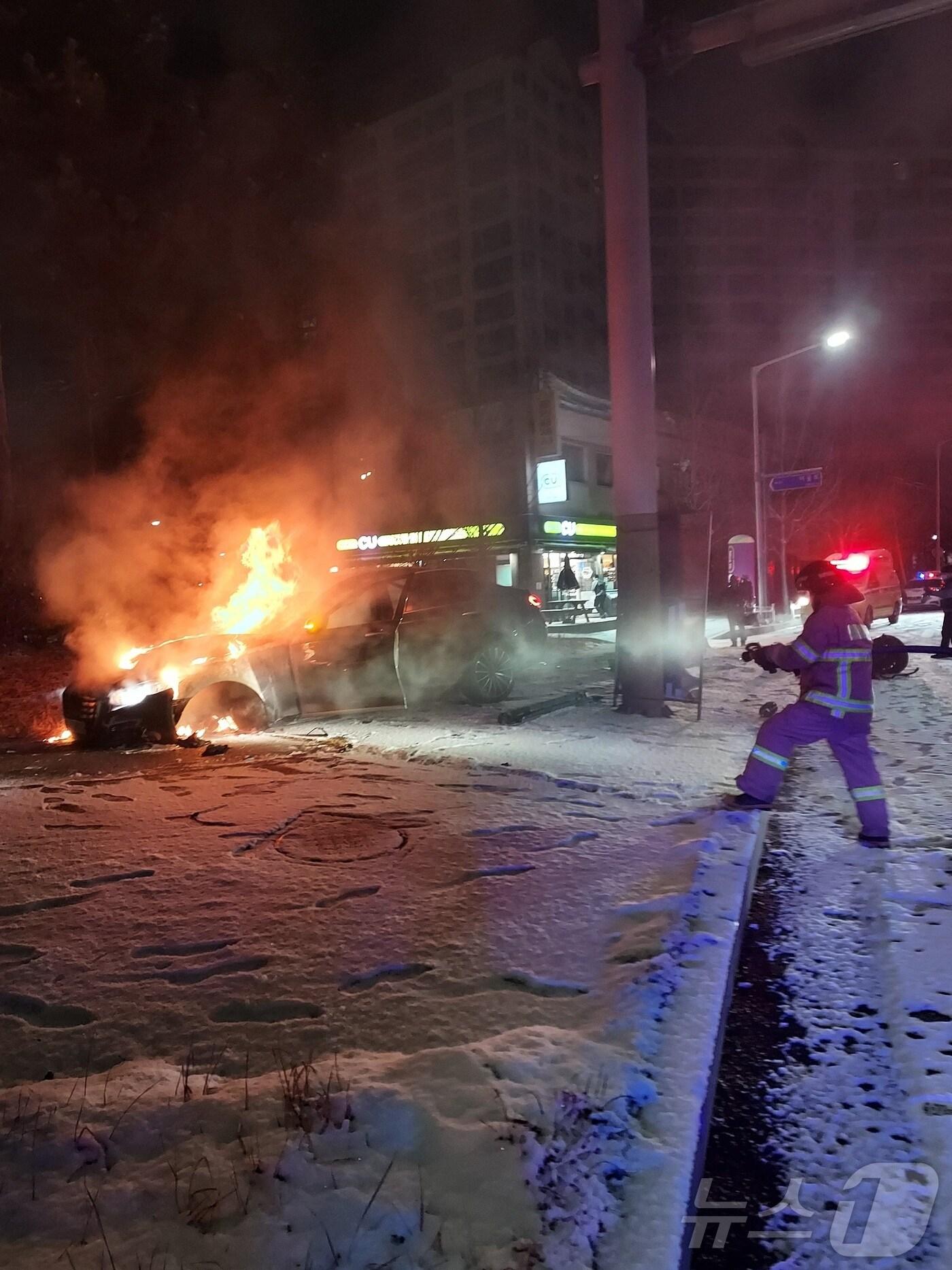 본문 이미지 -  9일 오전 1시 29분께 전북자치도 전주시 완산구 서신동의 한 도로에서 술을 마신 채 운전대를 잡은 A 씨(30대)의 승용차가 인도로 돌진 후 불이 났다.(전북소방 제공) 2025.1.9/뉴스1