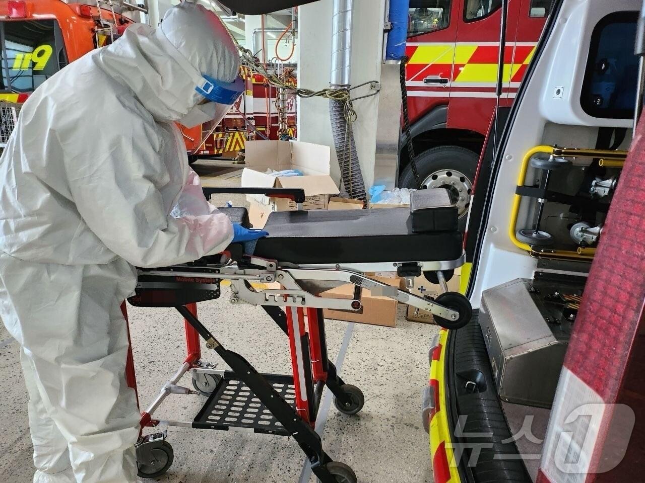 본문 이미지 - 구급차 소독 모습. (대전소방본부 제공)/뉴스1