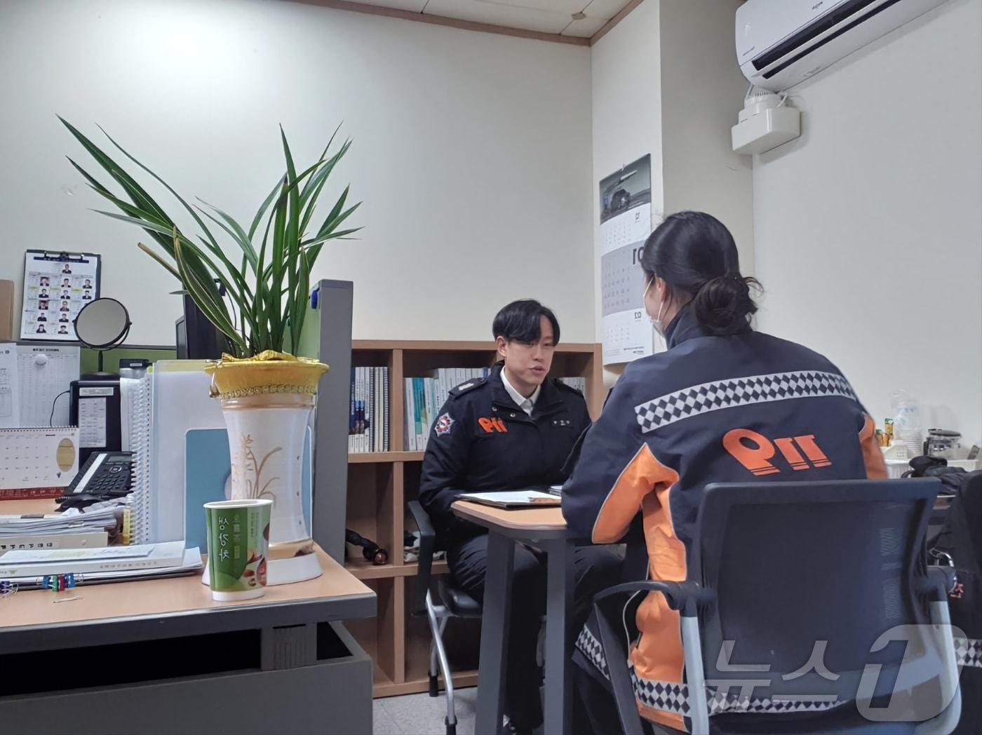 본문 이미지 - 소방대원 긴급심리상담 모습.(전남도 제공) 2025.1.9/뉴스1