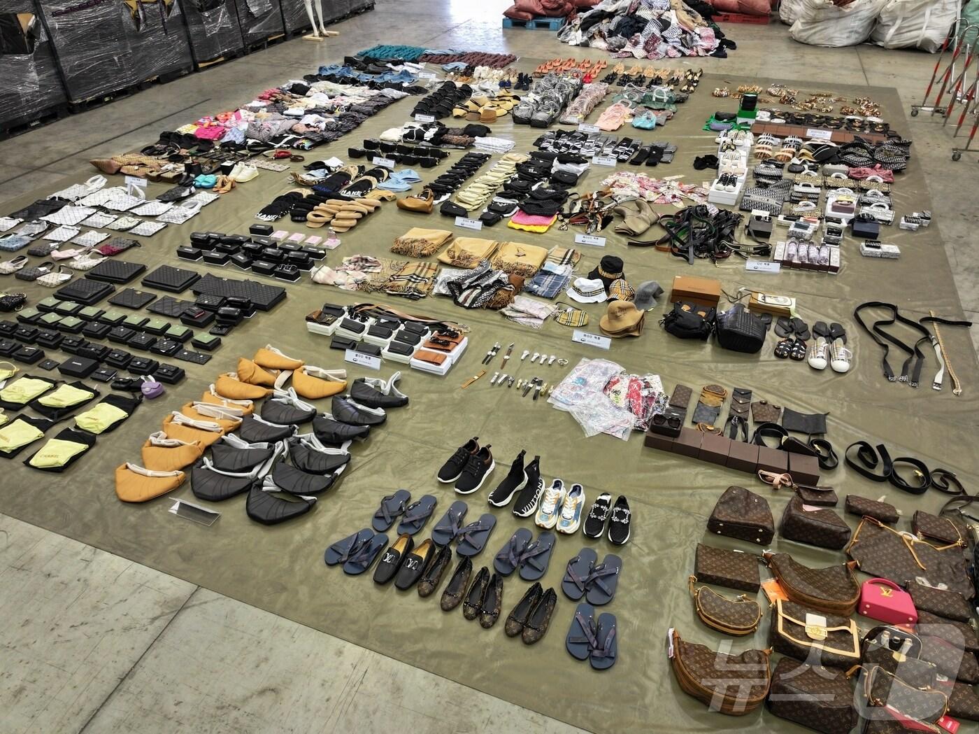 본문 이미지 - 부산세관 수사팀이 위조 상품 보관 장소에서 압수한 혐의물품(부산본부세관 제공)