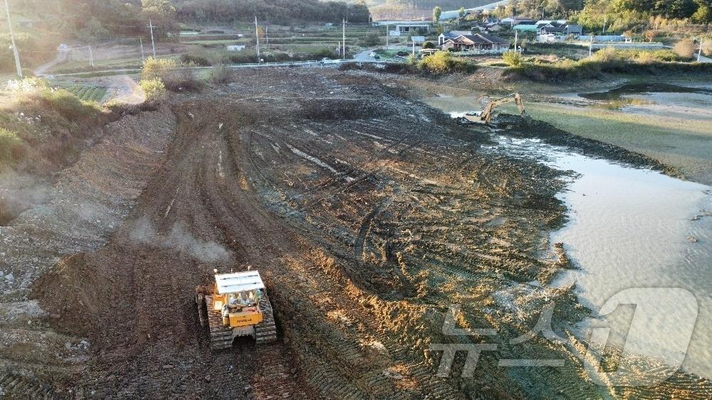 본문 이미지 - 곡성 금단저수지 준설 모습.&#40;전남도 제공&#41; 2025.1.9/뉴스1