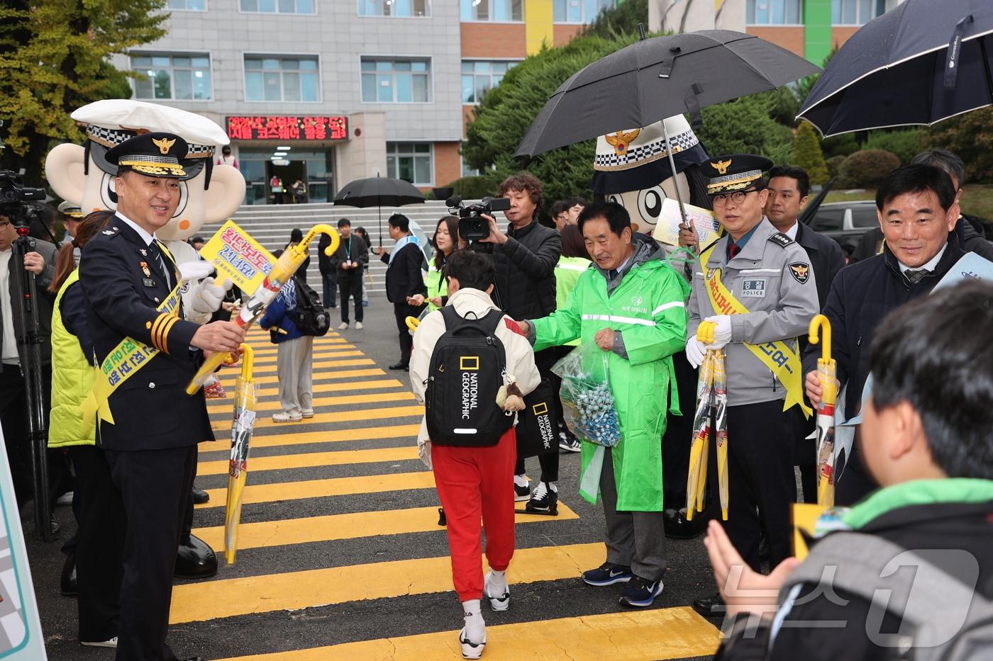 충북 진천군이 전국에서 가장 안전한 지방정부 중 하나로 선정돼 살기 좋은 '생거진천'을 다시 한번 증명했다. 사진은 등굣길 안전캠페인.(증평군 제공)/뉴스1