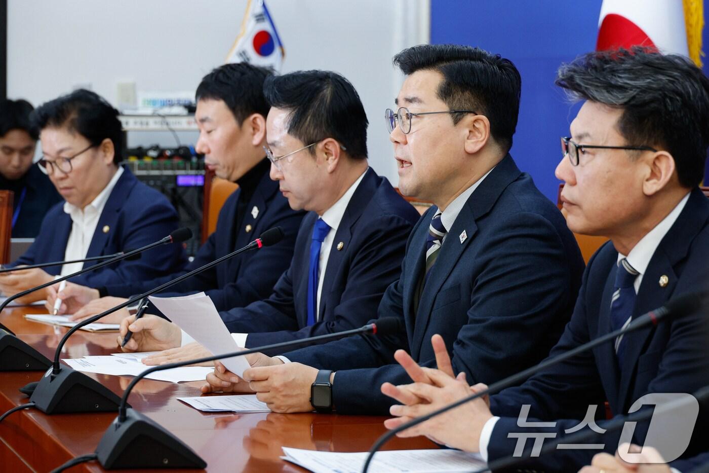 본문 이미지 - 박찬대 더불어민주당 원내대표가 9일 오전 서울 여의도 국회에서 열린 정책조정회의에 참석해 모두 발언하고 있다. 2025.1.9/뉴스1 ⓒ News1 안은나 기자