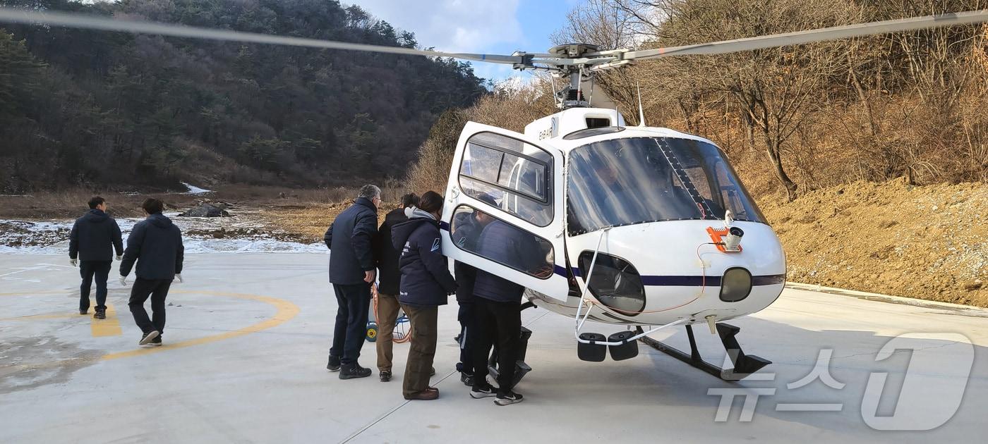  9일 극동대학교는 항공정비학과가 겨울방학을 활용해 헬리콥터 정비 현장 실습을 진행한다고 밝혔다. 사진은 실습 모습.(극동대 제공)/뉴스1