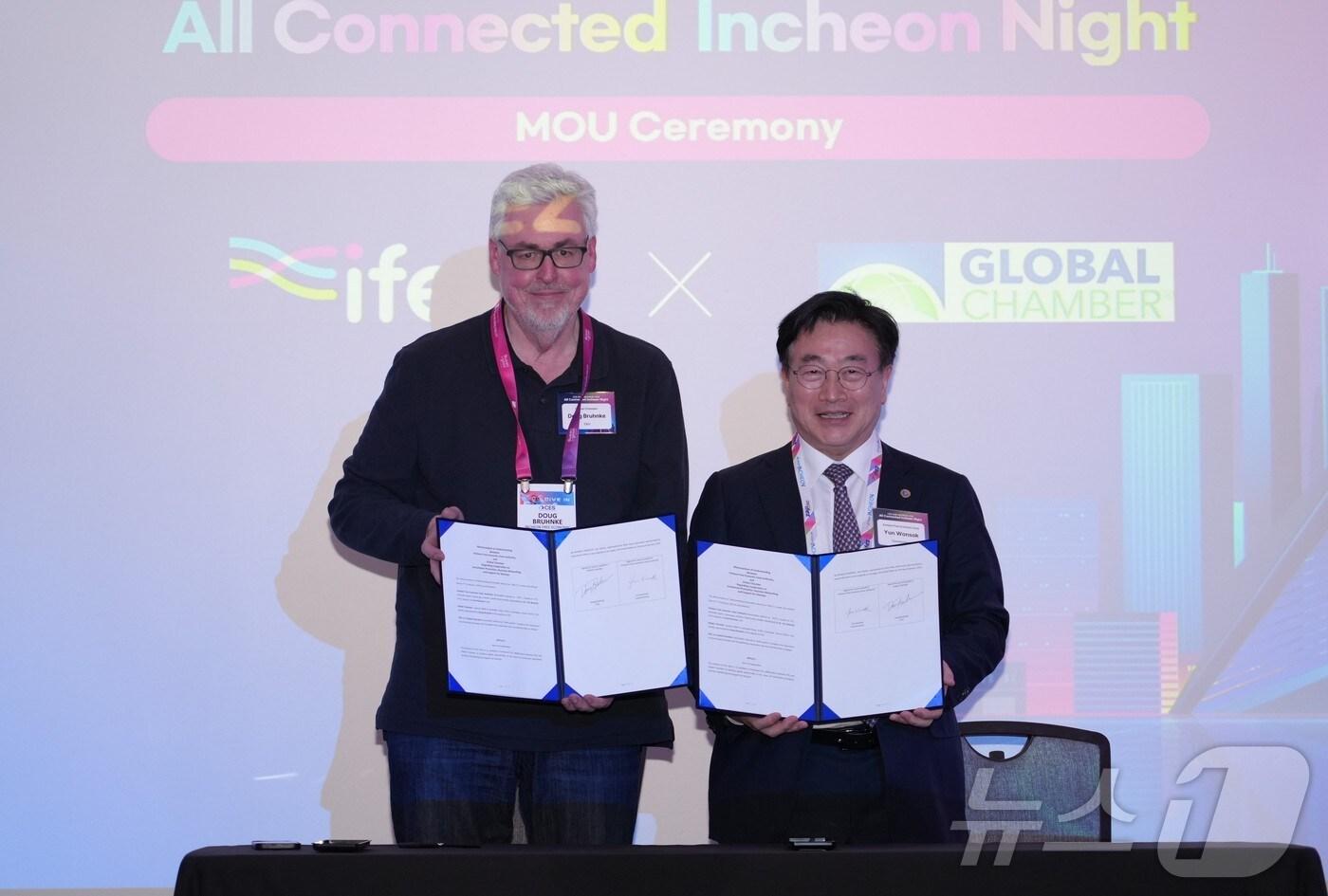 윤원석 인천경제자유구역청장(오른쪽)과 더그 부른케 글로벌 챔버 대표가 7일 라스베이거스에서 스타트업의 글로벌 진출과 성장 지원에 공동협력하는 업무협약을 체결한 후 사진을 촬영하고 있다.(인천경제청 제공) / 뉴스1