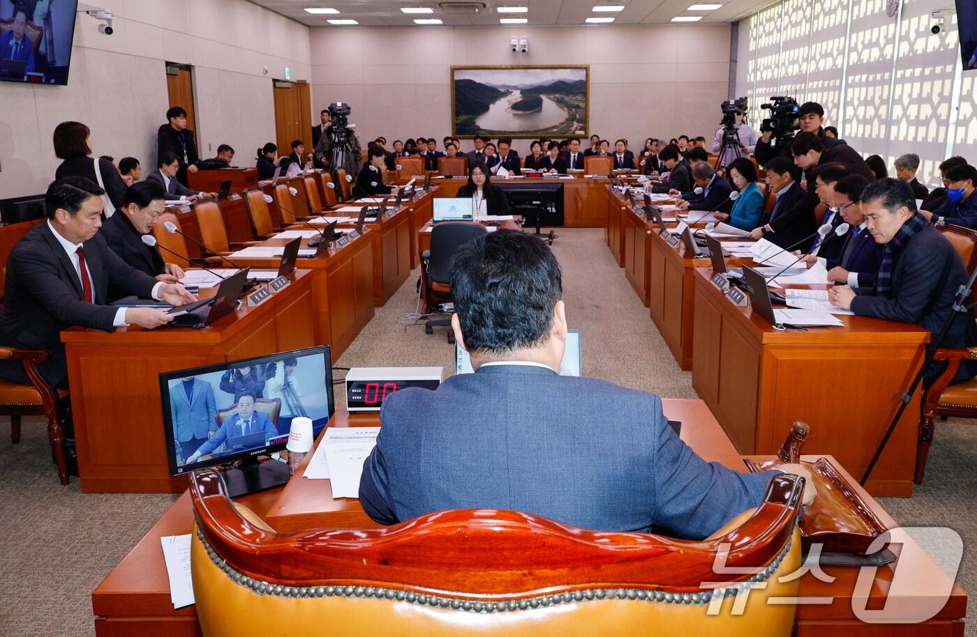 본문 이미지 - 어기구 농림축산식품해양수산위원회 위원장이 9일 오전 서울 여의도 국회에서 열린 농해수위 제420회국회(임시회) 제3차 전체회의에서 의사봉을 두드리고 있다. 2025.1.9/뉴스1 ⓒ News1 안은나 기자
