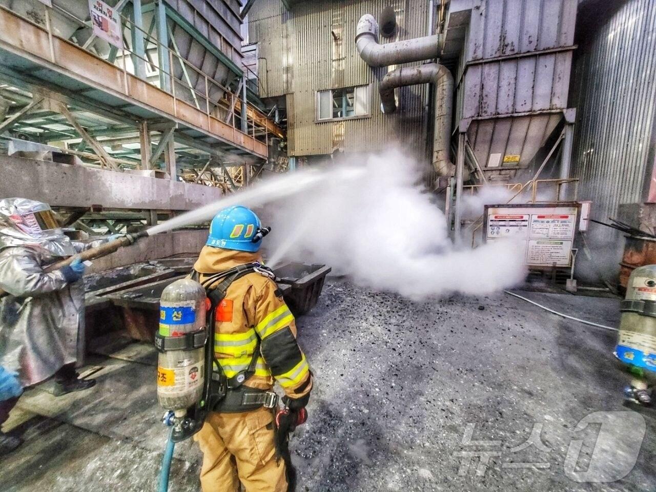 본문 이미지 - 9일 오전 울산 고려아연에서 발생한 화재 현장.&#40;울산소방본부제공&#41;