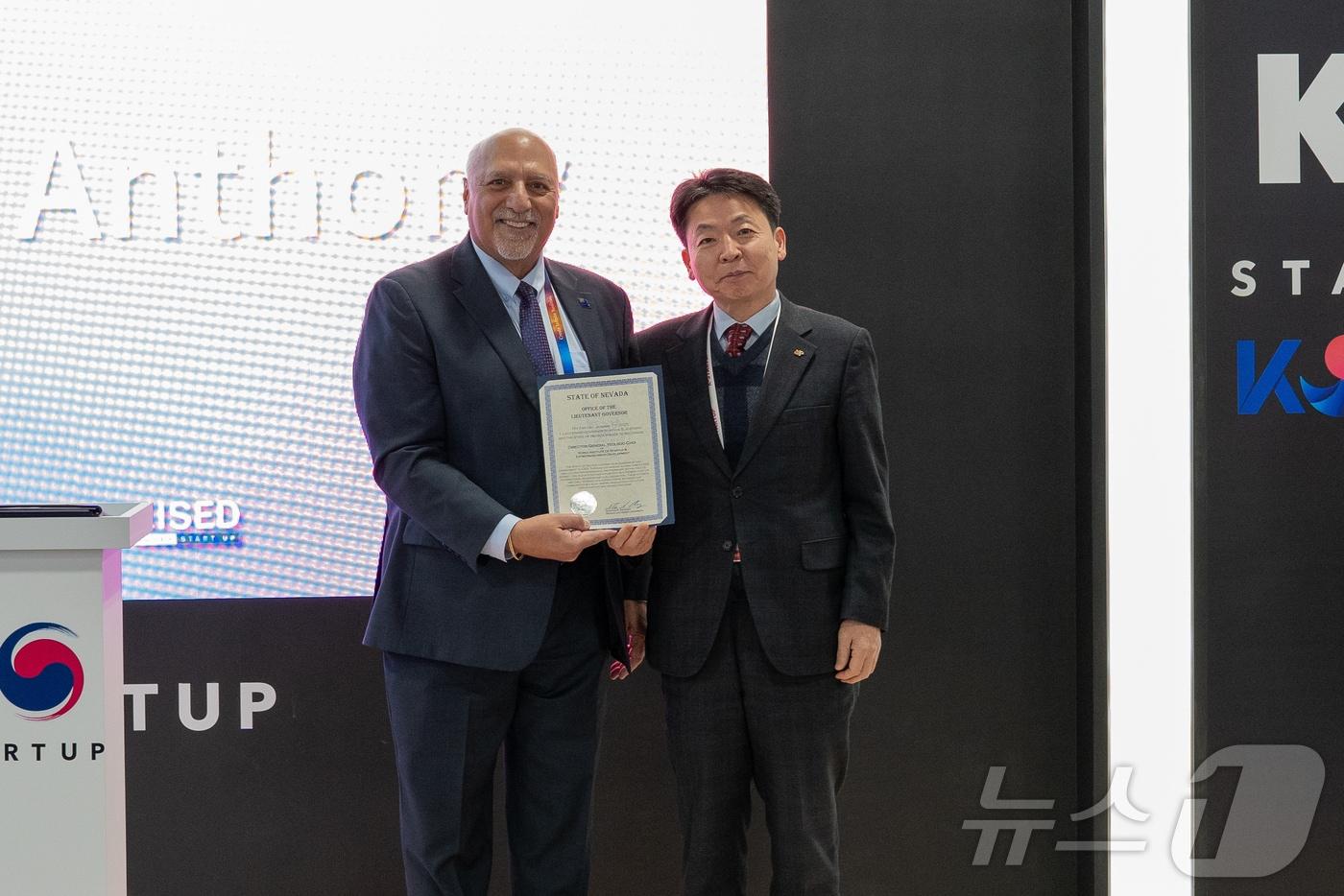 창업진흥원은 네바다주정부로부터 글로벌 창업저변 확산 유공 표창을 받았다. (창진원 제공)