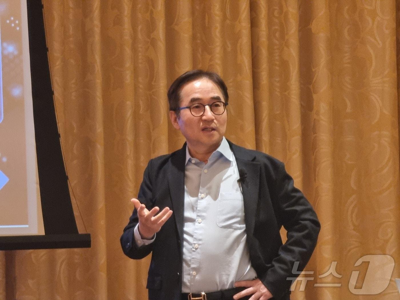 본문 이미지 - 장덕현 삼성전기 사장이 8일(현지 시각) 미국 라스베이거스에서 기자간담회를 열고 삼성전기의 신사업 프로젝트 'Mi-RAE' 성과를 소개하고 있다.