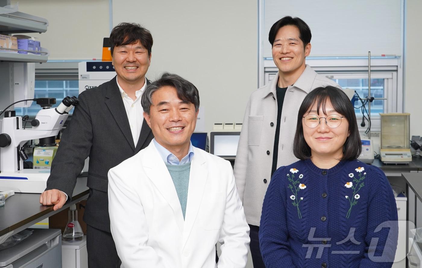 GIST 의생명공학과 류동렬 교수, 조윤주 박사, 건국대 의과대학 김주원 박사, 에이치이엠파마 조동현 박사(앞줄 왼쪽부터 시계 반대 방향)(지스트 제공)/뉴스1 