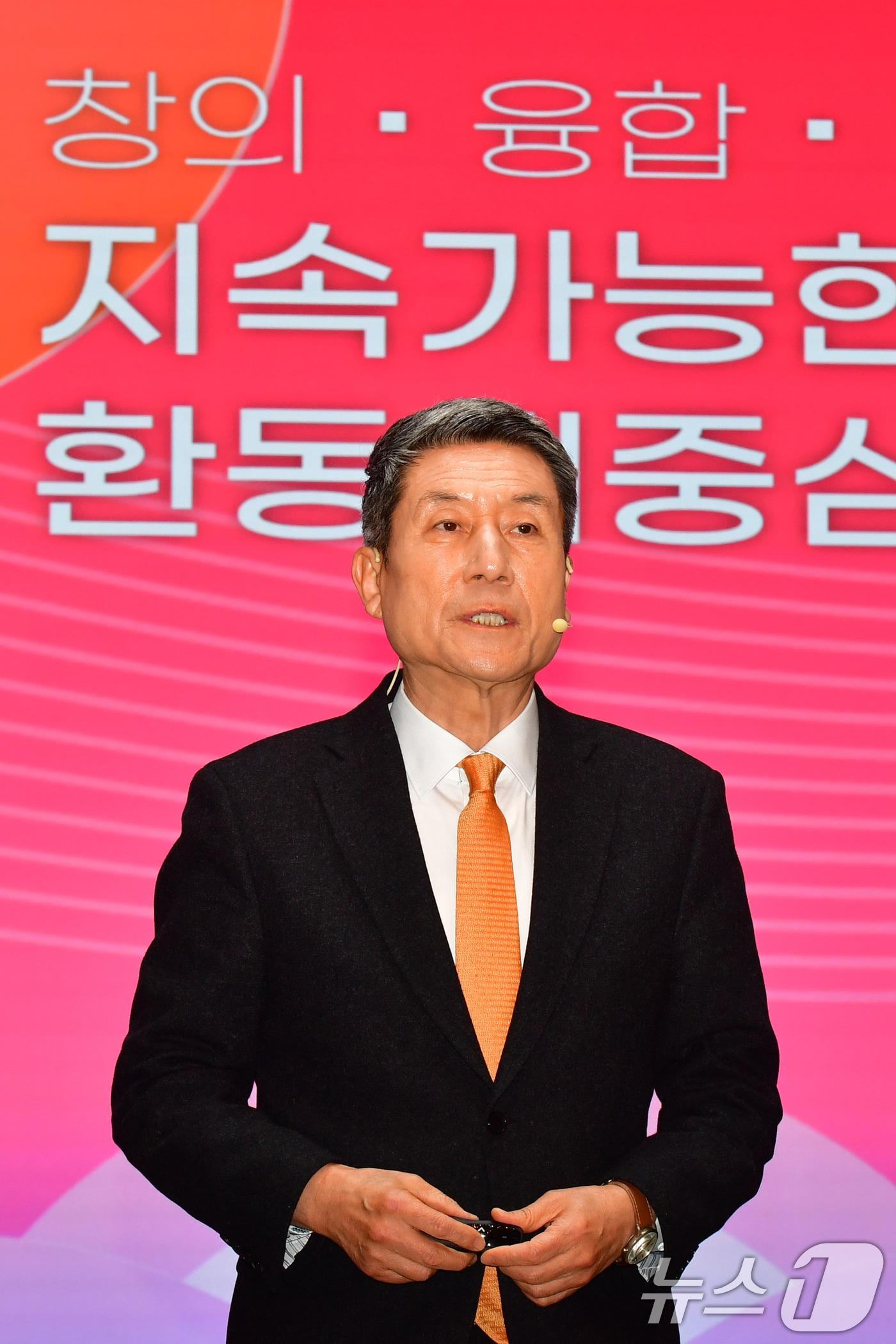 본문 이미지 - 이강덕 경북 포항시장이 9일 시청 대회의실에서 열린 '2025년도 신년 기자회견'에서 시정 운영을 발표하고 있다. 이 시장은 "지속가능한 환동해중심도시 포항건설과 국내를 넘어 세계속의 포항으로 만들기 위한 바이오, AI산업 등 핵심산업 유치에 행정력을 집중해 나가겠다＂고 말했다. 2025.1.9/뉴스1 ⓒ News1 최창호 기자