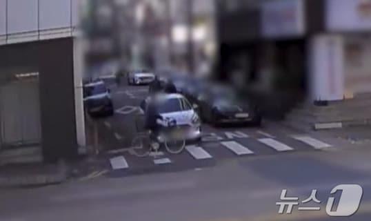 본문 이미지 - 지난해 11월 11월 15일 대전 중구 선화동 한 횡단보도에서 피의자가 택시와 고의충돌을 노리고 자전거를 타고 있는 모습. (대전중부경찰서 제공). /뉴스1