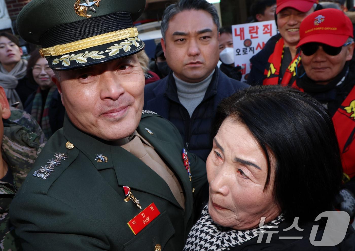 채 상병 순직 사건과 관련해 항명 및 상관명예훼손 혐의로 기소된 박정훈 전 해병대 수사단장(대령)이 9일 오전 서울 용산구 중앙지역군사법원에서 열린 1심 선고공판을 마치고 나와 어머니와 포옹을하고 있다. 2025.1.9/뉴스1 ⓒ News1 김명섭 기자