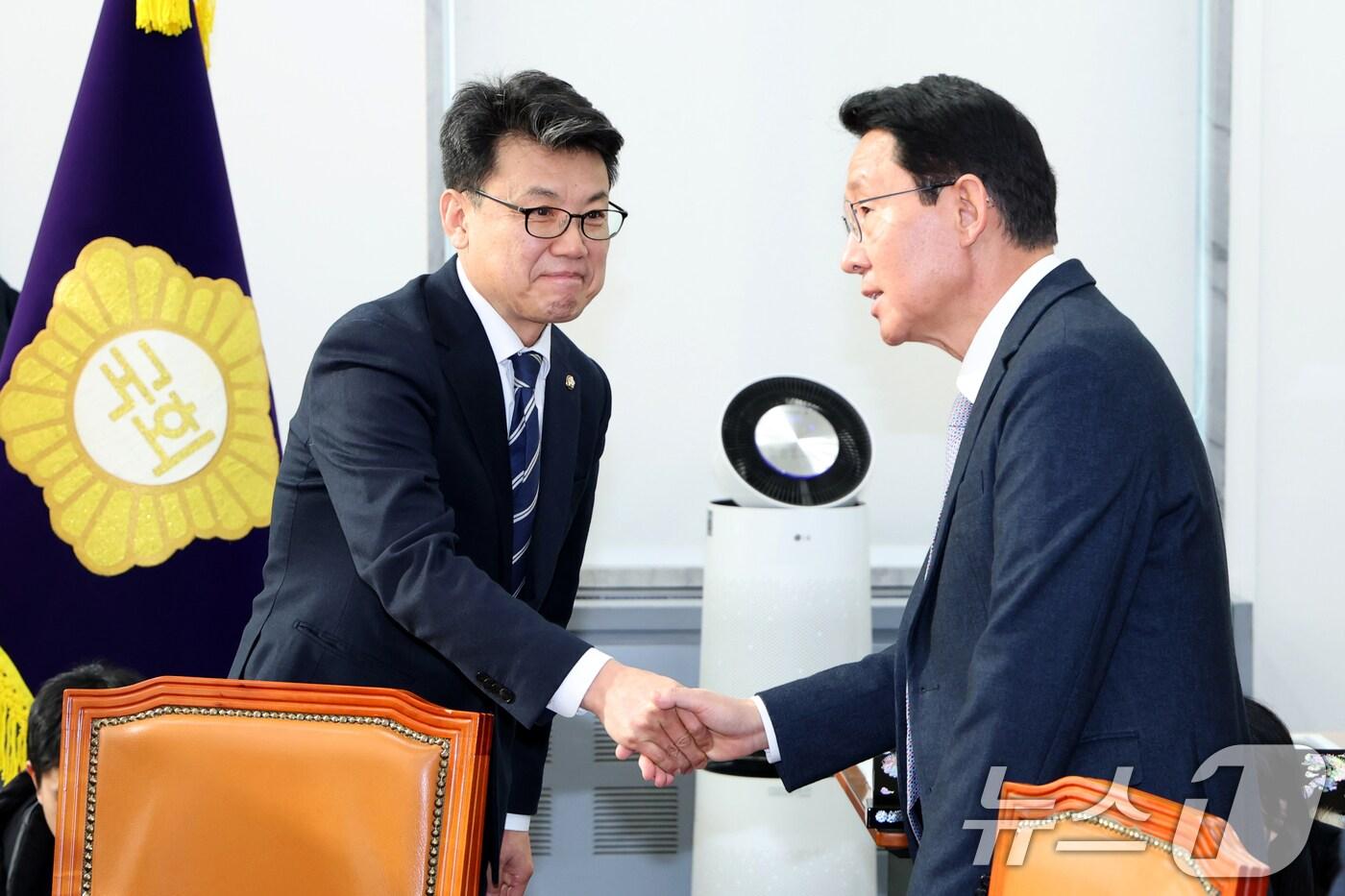 김상훈 국민의힘 정책위의장과 진성준 더불어민주당 정책위의장이 9일 서울 여의도 국회에서 열린 ‘국회·정부 국정협의체’ 실무협의에서 인사나누고 있다.2025.1.9/뉴스1 ⓒ News1 이광호 기자