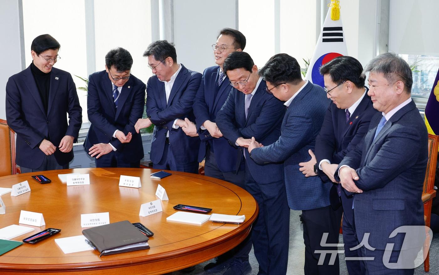 본문 이미지 - 1월 9일 서울 여의도 국회에서 ‘국회·정부 국정협의체’ 실무협의에 앞서 참석자들이 기념 촬영을 위해 손을 맞잡고 있다. 2025.1.9/뉴스1 ⓒ News1 안은나 기자