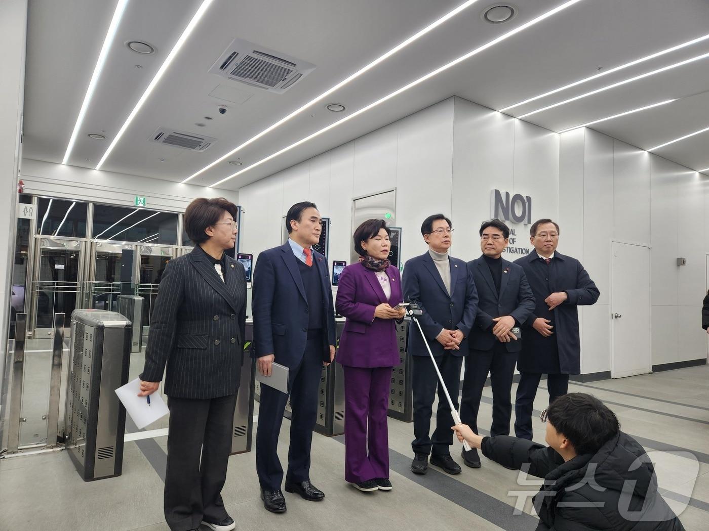 본문 이미지 - 국회 행정안전위원회 조은희 간사를 비롯해 국민의힘 의원들이 9일 오전 서울 서대문구 미근동 경찰청 국가수사본부를 방문해 기자들의 질의에 답하고 있다.