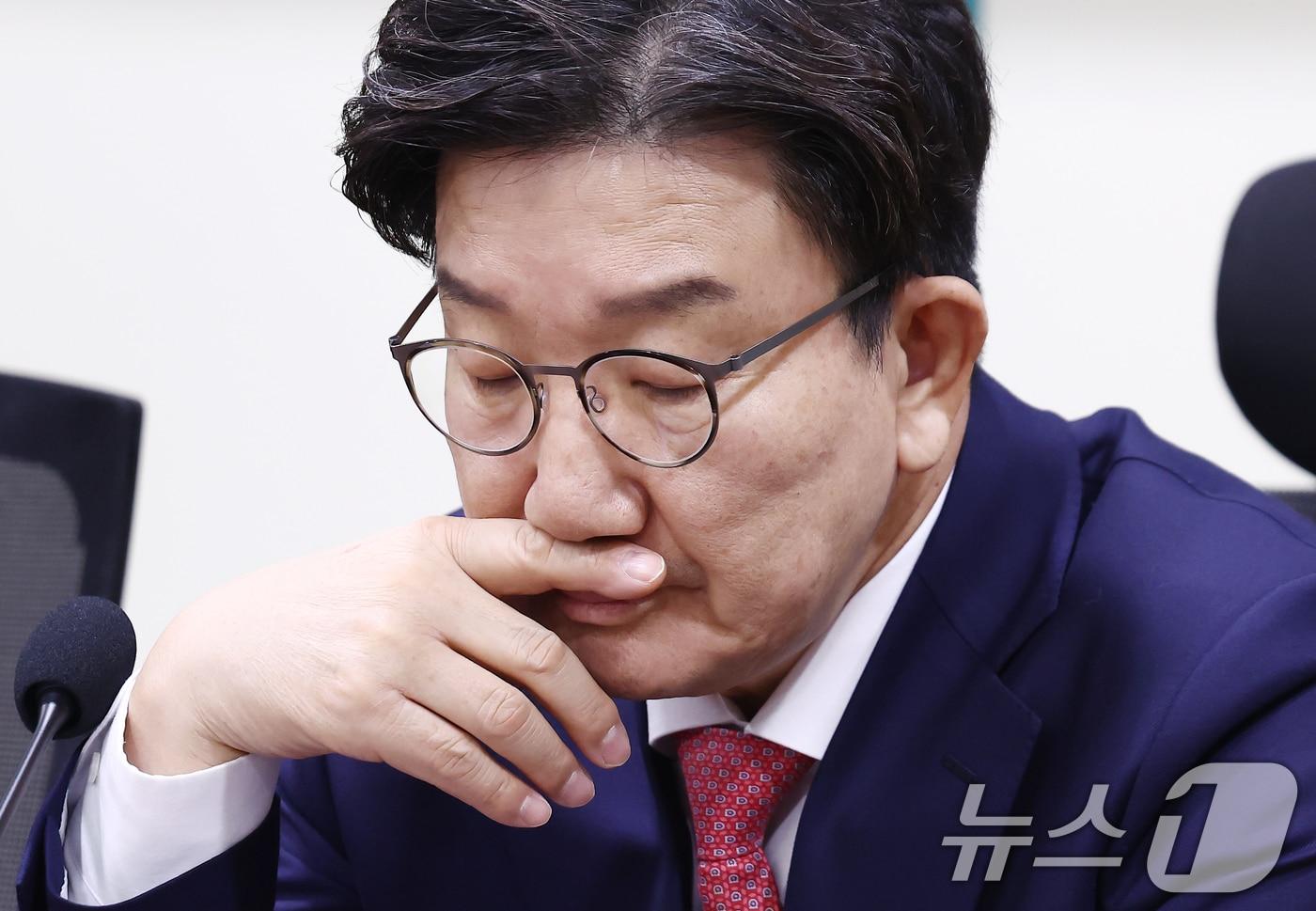 권성동 국민의힘 원내대표가 9일 오전 서울 여의도 국회 의원회관에서 김기현 의원실 주최로 열린 긴급 세미나 '대통령 탄핵절차, 무엇이 문제인가'에 참석, 생각에 잠겨 있다. 2025.1.9/뉴스1 ⓒ News1 김민지 기자