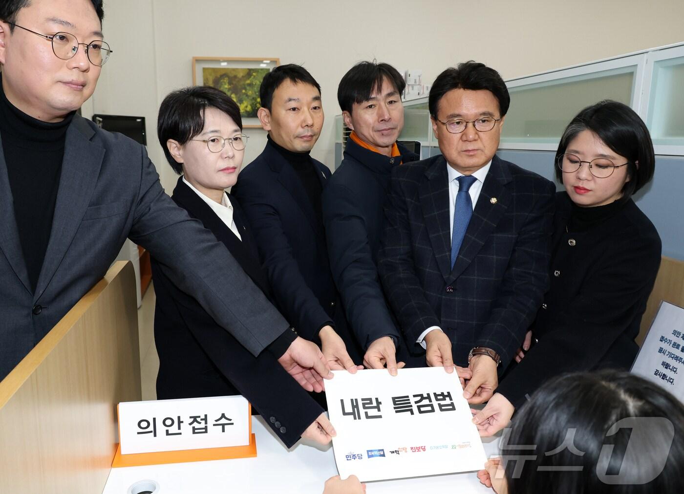 본문 이미지 - 야6당 의원들이 9일 오전 서울 여의도 국회 의안과에서 내란 특검법을 제출하고 있다. 왼쪽부터 천하람 개혁신당 원내대표, 전종덕 진보당 의원, 김용민 더불어민주당 원내정책수석부대표, 한창민 사회민주당 대표, 황운하 조국혁신당 원내대표, 용혜인 기본소득당 대표. (공동취재) 2025.1.9/뉴스1 ⓒ News1 김민지 기자