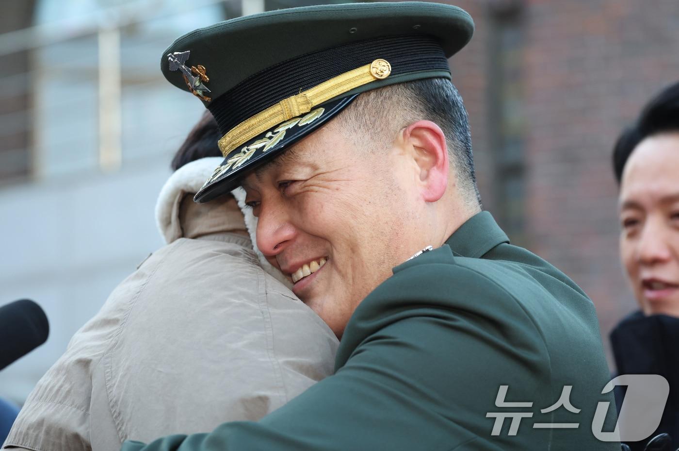 본문 이미지 - 채 상병 순직 사건과 관련해 항명 및 상관명예훼손 혐의로 기소된 박정훈 전 해병대 수사단장(대령)이 9일 오전 서울 용산구 중앙지역군사법원에서 열린 1심 선고공판에 앞서 지지자와 포옹을 하고 있다. 이날 재판부는 군 검찰이 박정훈 대령에게 적용했던 혐의 모두에 대해 무죄 판단을 내렸다. 2025.1.9/뉴스1 ⓒ News1 김명섭 기자