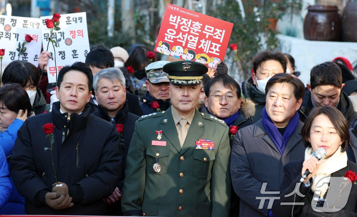 채 상병 순직 사건과 관련해 항명 및 상관명예훼손 혐의로 기소된 박정훈 전 해병대 수사단장(대령)이 9일 오전 서울 용산구 중앙지역군사법원에서 열린 1심 선고공판에 앞서 지지발언을 듣고 있다.  2025.1.9/뉴스1 ⓒ News1 김명섭 기자