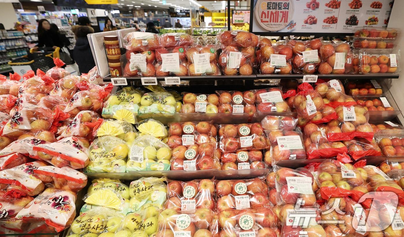 본문 이미지 - 서울 용산구 이마트 용산점에서 장을 보는 고객들. 2025.1.9/뉴스1 ⓒ News1 오대일 기자