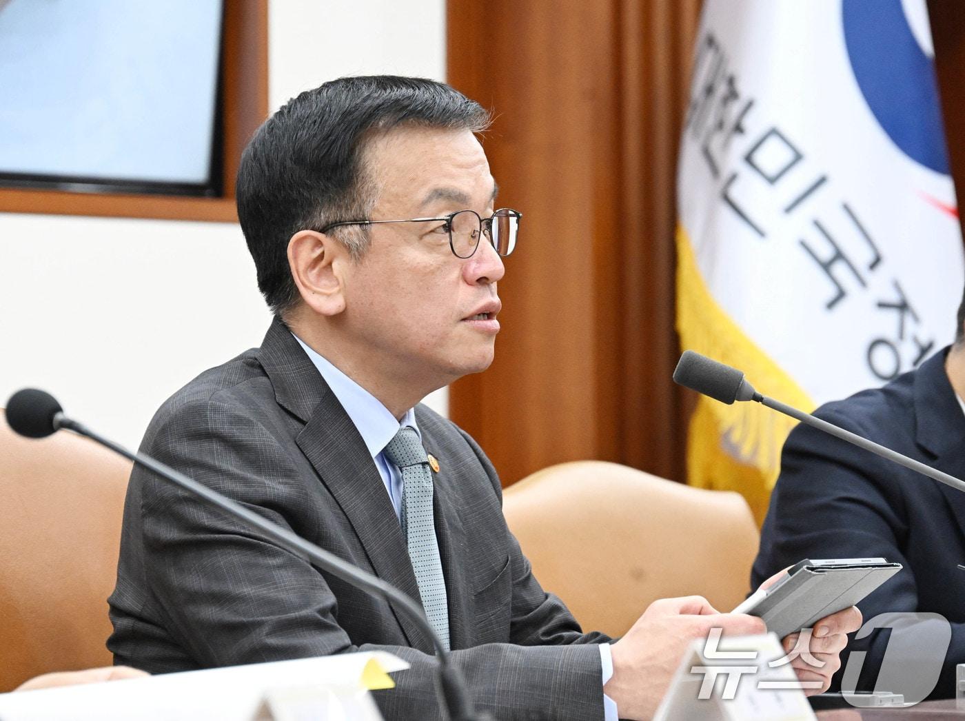 본문 이미지 - 최상목 대통령 권한대행 부총리 겸 기획재정부 장관이 9일 서울 종로구 정부서울청사에서 열린 국정현안조정회의 겸 경제관계장관회의를 주재하고 있다. (기획재정부 제공) 2025.1.9/뉴스1