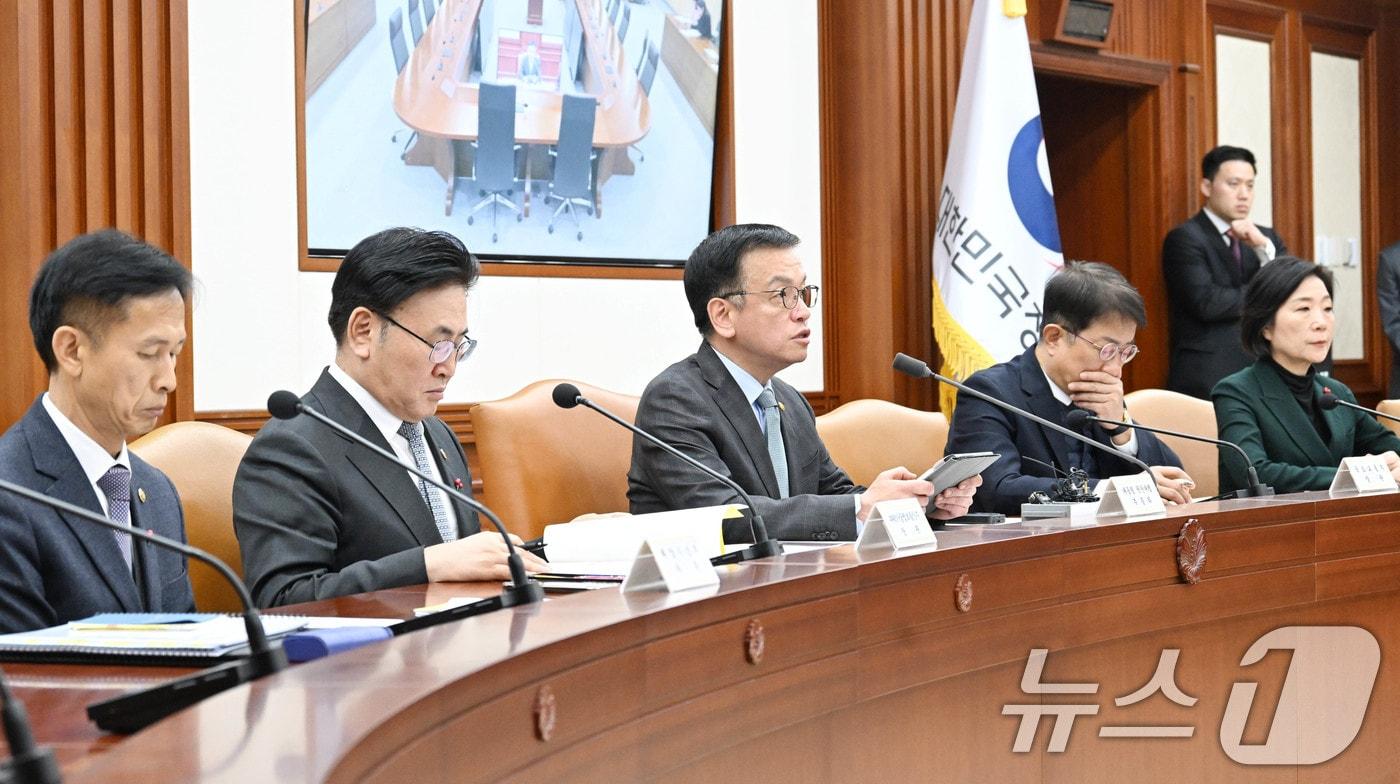 최상목 대통령 권한대행 부총리 겸 기획재정부 장관이 9일 서울 종로구 정부서울청사에서 열린 국정현안조정회의 겸 경제관계장관회의를 주재하고 있다. (기획재정부 제공) 2025.1.9/뉴스1