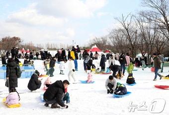 본문 이미지 - 대전 유성구 신성동 연구단지종합운동장 눈썰매장.(대전 유성구 제공)/뉴스1