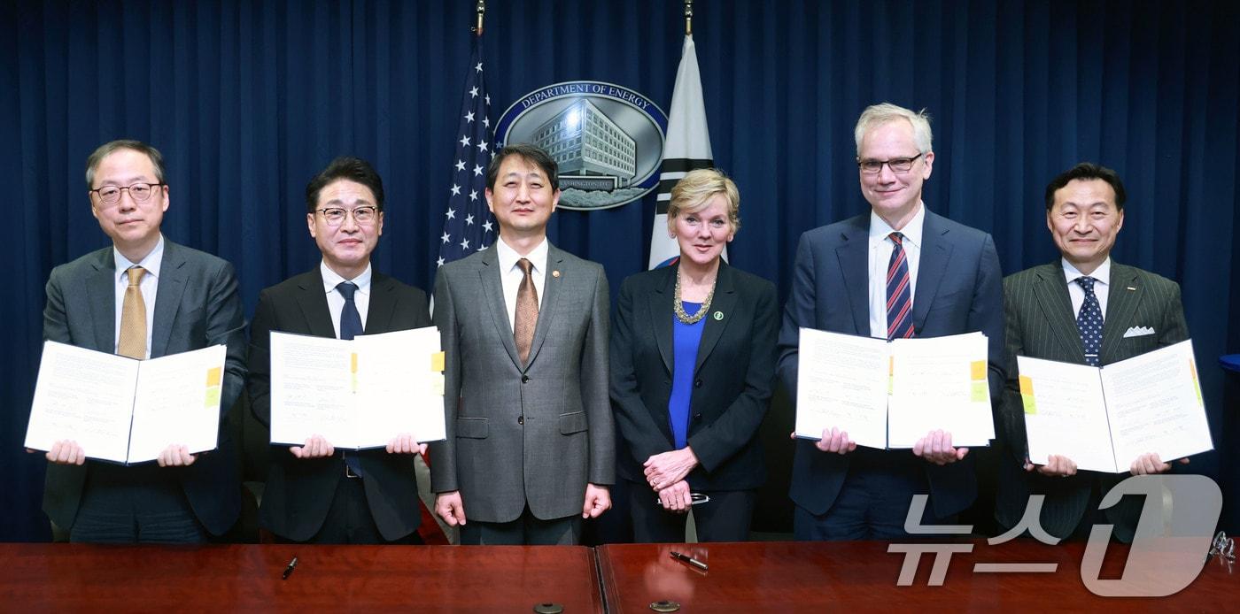 8일(현지시간) 미국 워싱턴 D.C. 에너지부 회의실에서 열린 '한·미 원자력 수출 및 협력 원칙에 관한 기관 간 약정(MOU) 체결식'에서 안덕근 산업통상자원부 장관과 제니퍼 그랜홈 미국 에너지부 장관 등이 임석해 있다. (산업통상자원부 제공) 2025.1.9/뉴스1