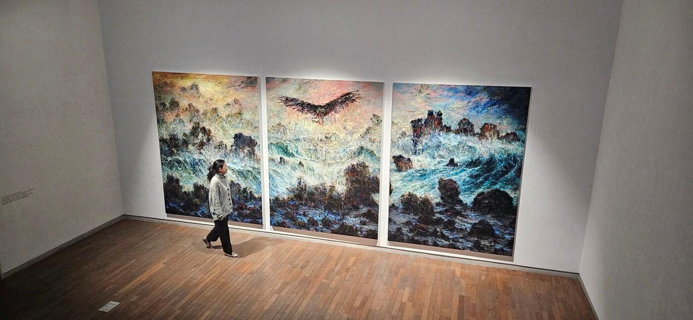 김남표, 애월(愛月)에 1, 2025, Oil on canvas, 세로 260x가로 600cm. 아이프칠드런 제공.